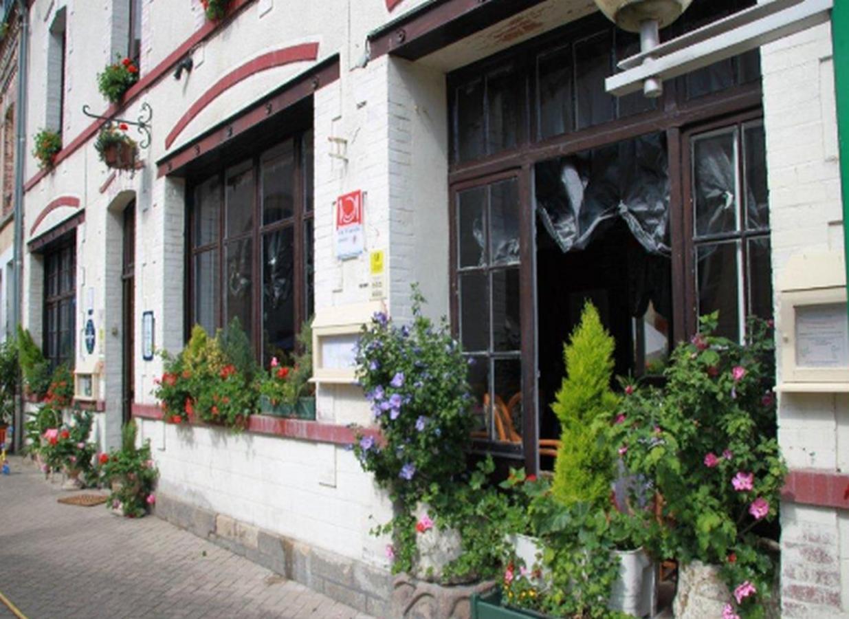 Logis Hotel Et Restaurant Du Dauphin Sées Екстериор снимка
