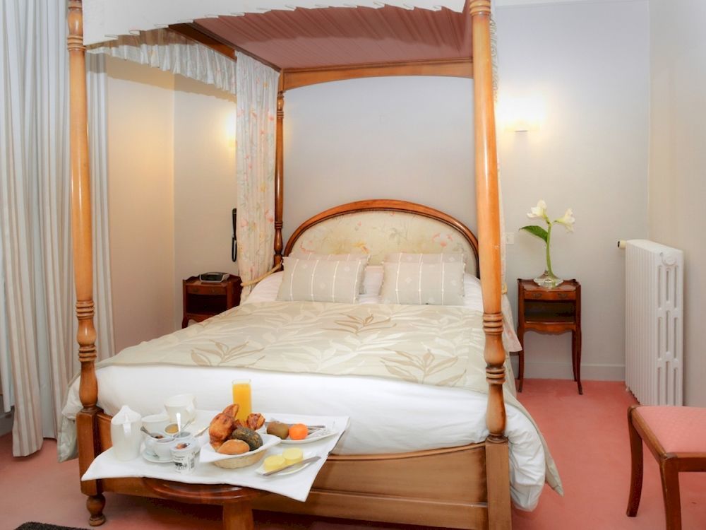 Logis Hotel Et Restaurant Du Dauphin Sées Екстериор снимка