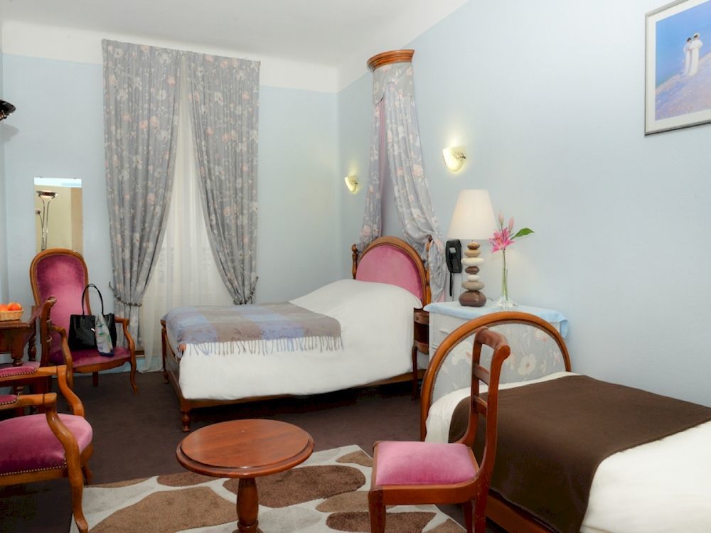 Logis Hotel Et Restaurant Du Dauphin Sées Екстериор снимка