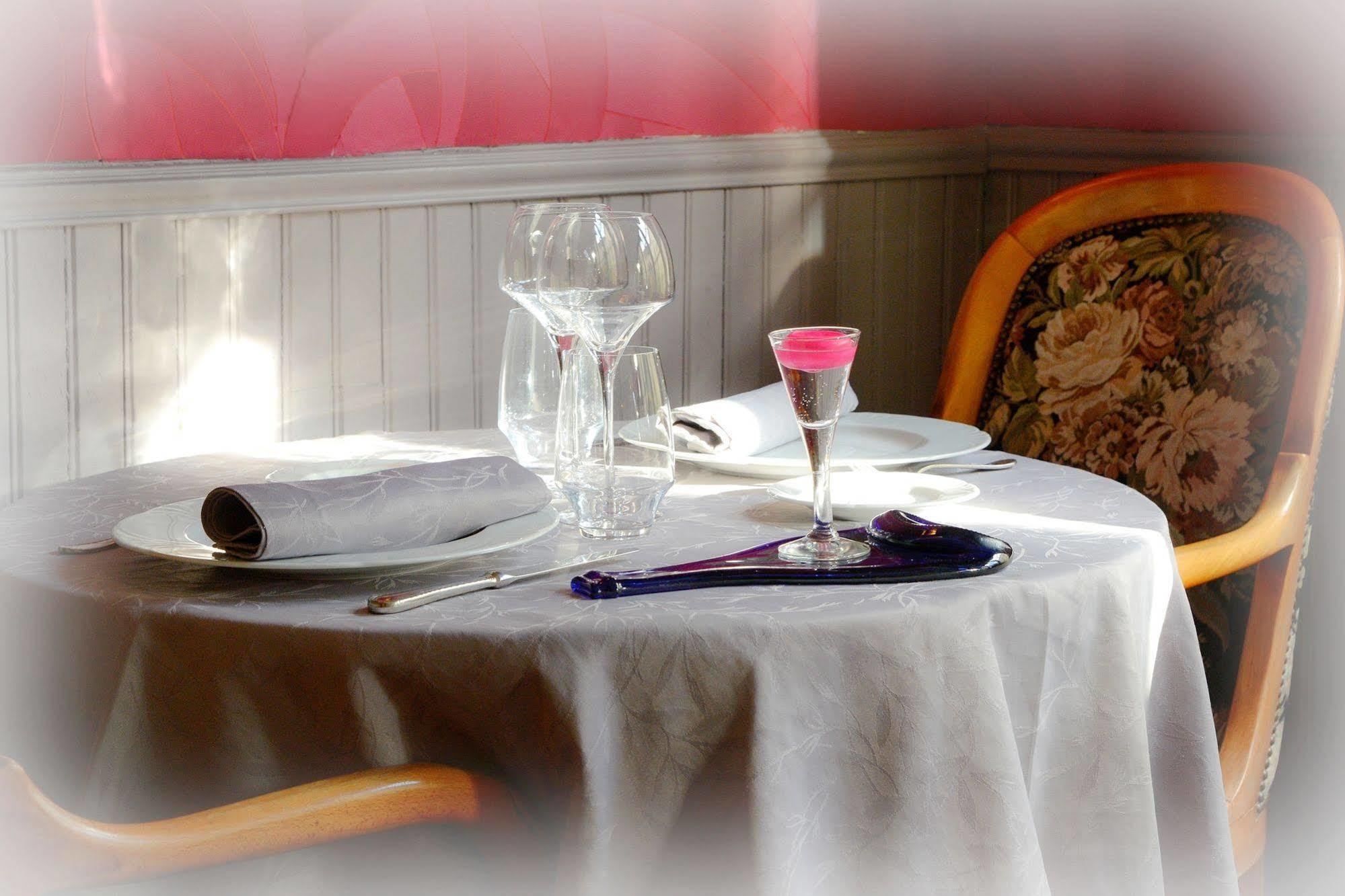 Logis Hotel Et Restaurant Du Dauphin Sées Екстериор снимка