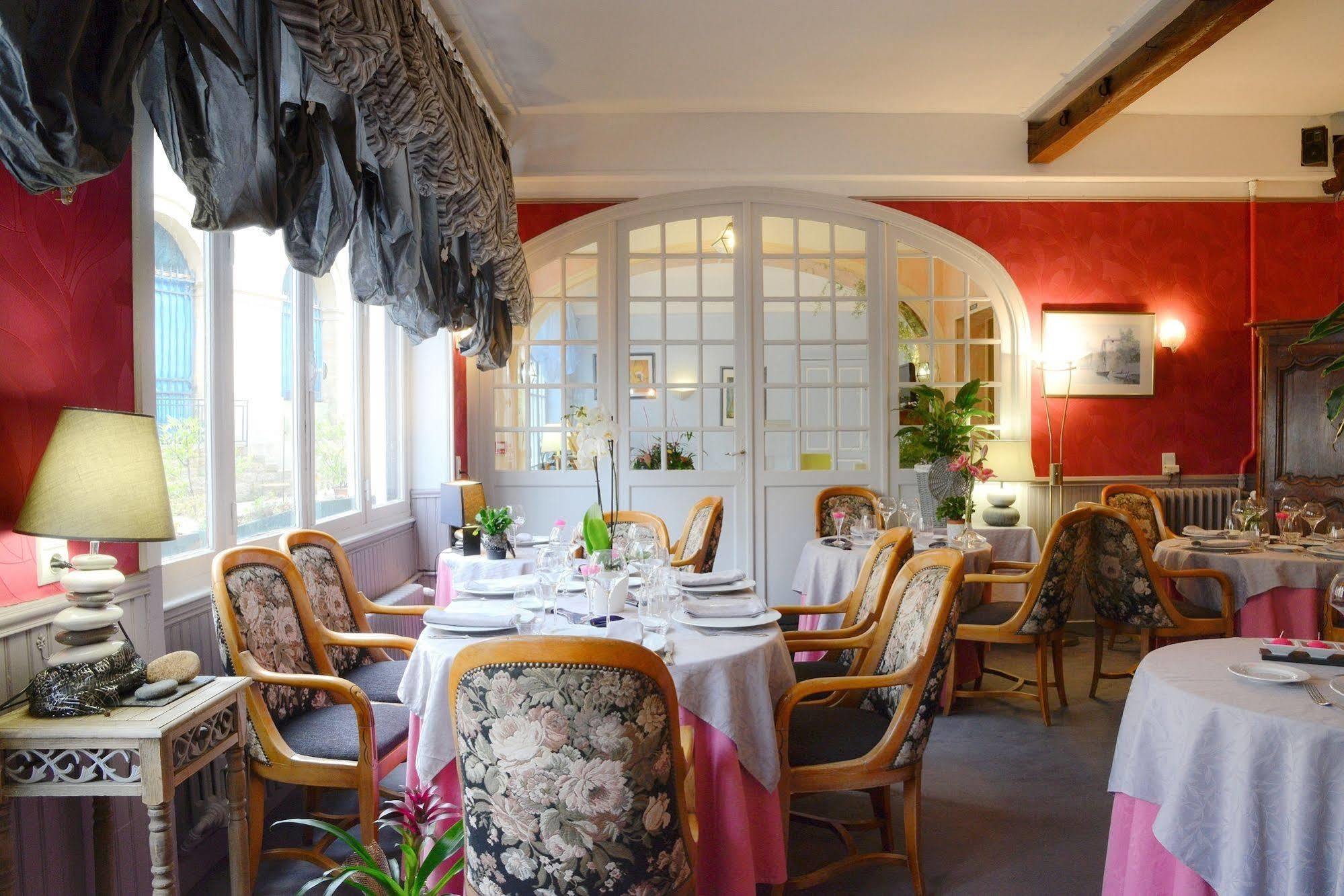 Logis Hotel Et Restaurant Du Dauphin Sées Екстериор снимка