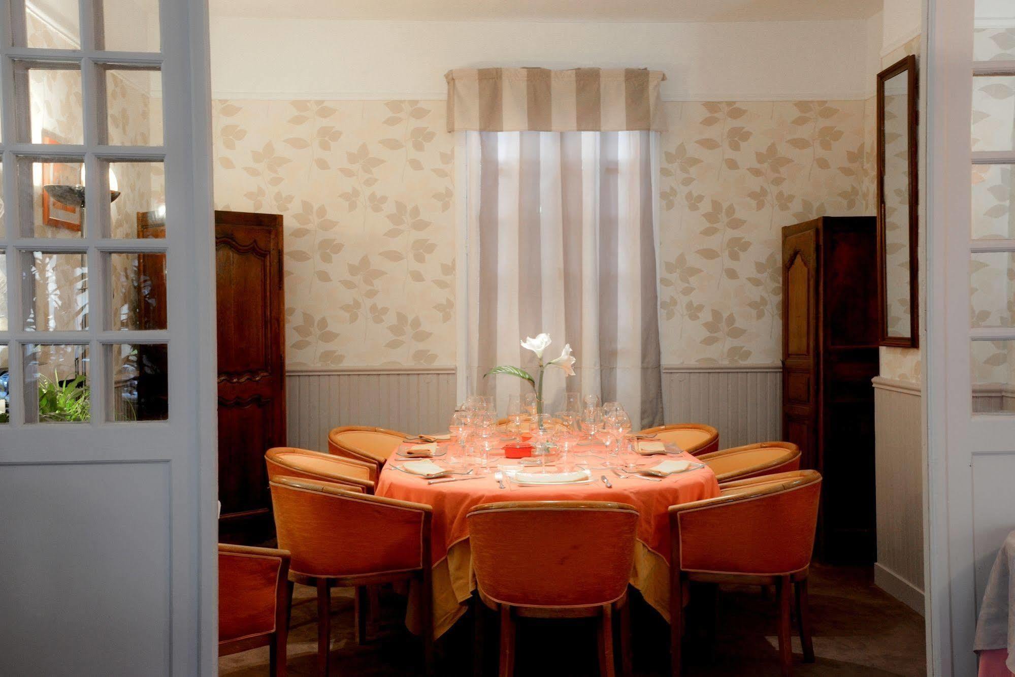 Logis Hotel Et Restaurant Du Dauphin Sées Екстериор снимка