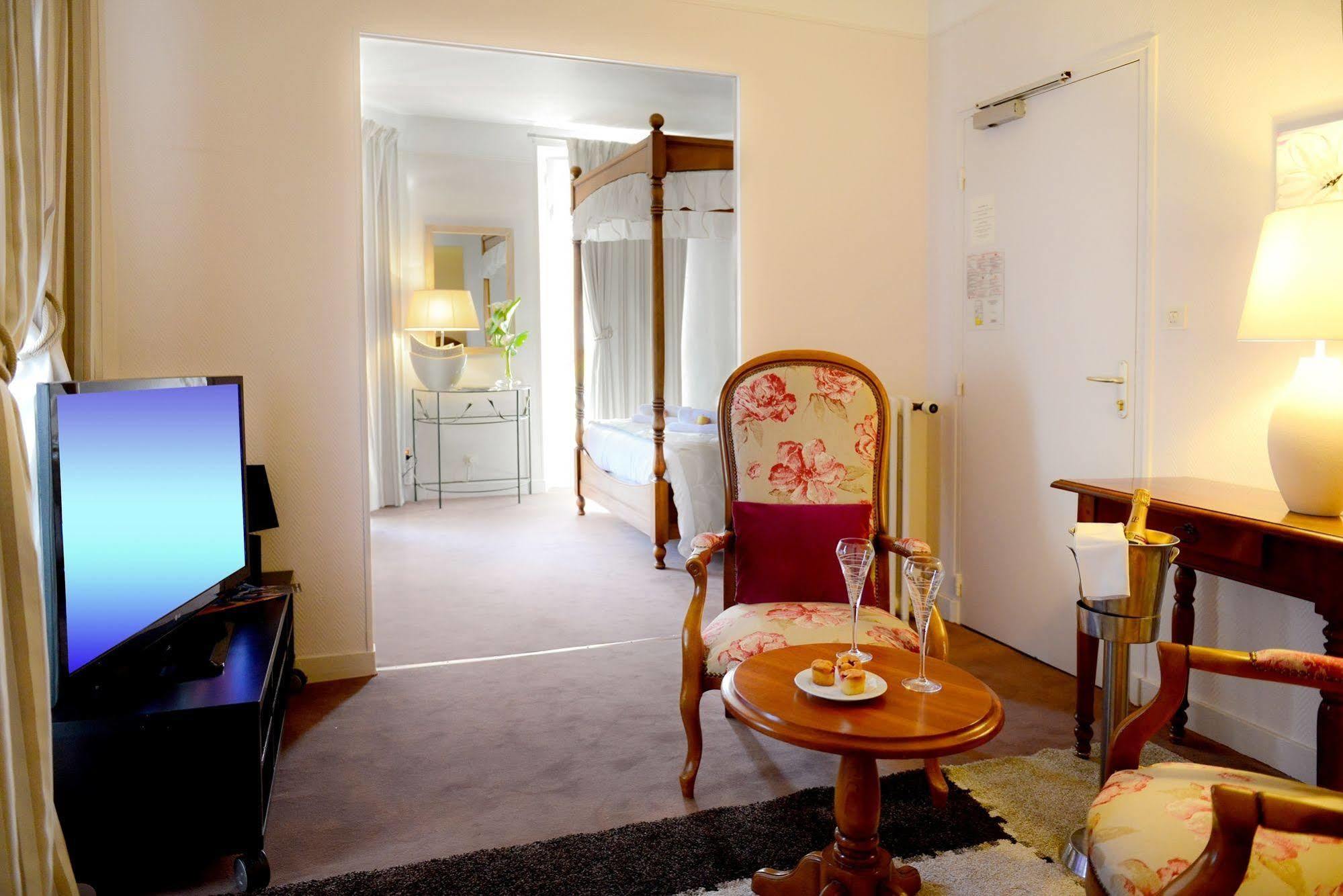 Logis Hotel Et Restaurant Du Dauphin Sées Екстериор снимка