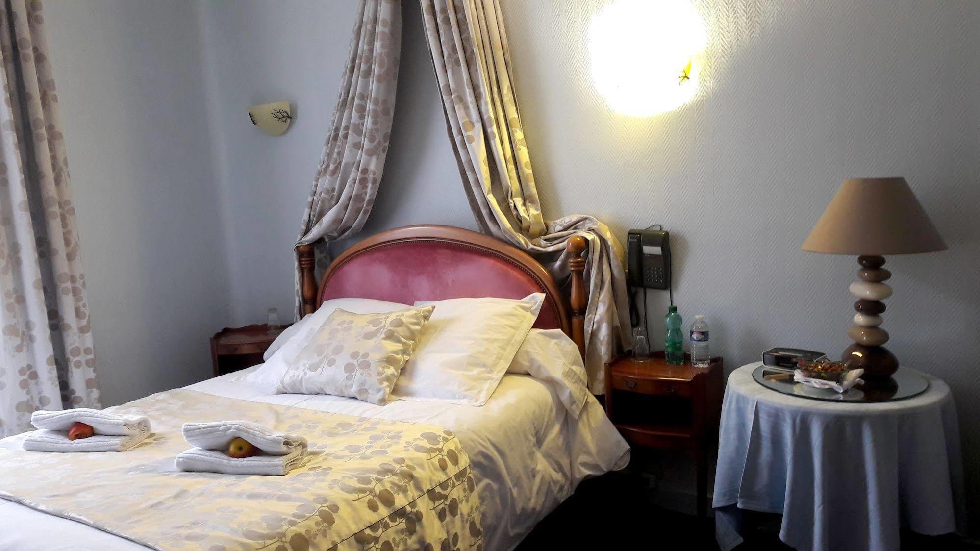 Logis Hotel Et Restaurant Du Dauphin Sées Екстериор снимка