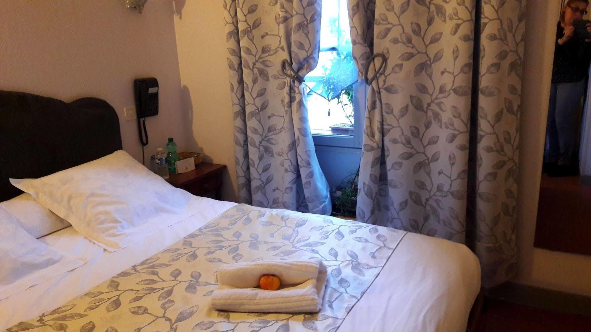 Logis Hotel Et Restaurant Du Dauphin Sées Екстериор снимка
