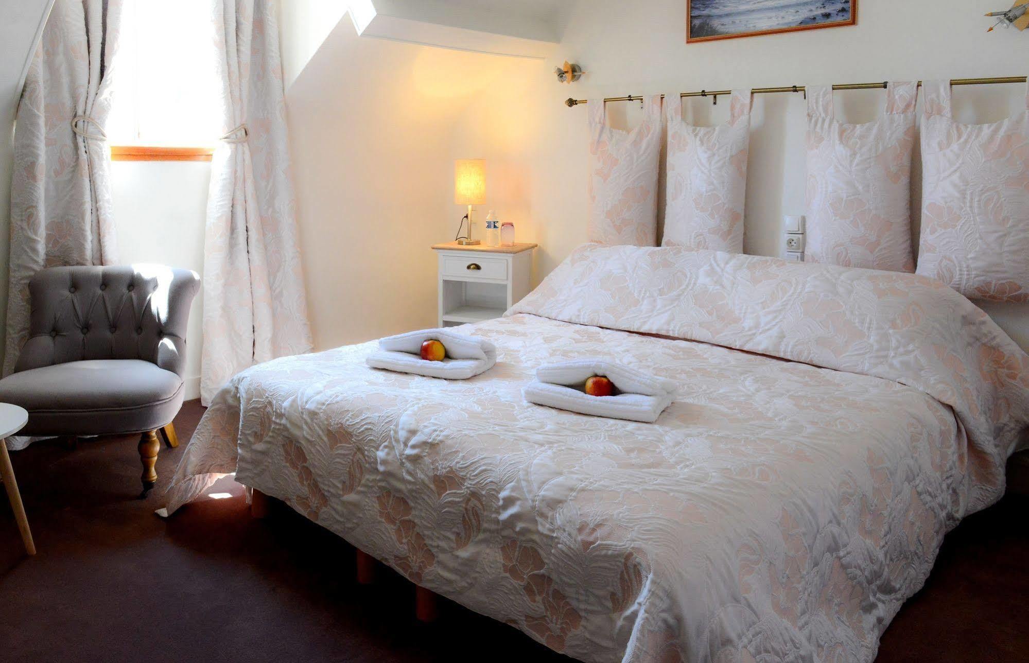 Logis Hotel Et Restaurant Du Dauphin Sées Екстериор снимка