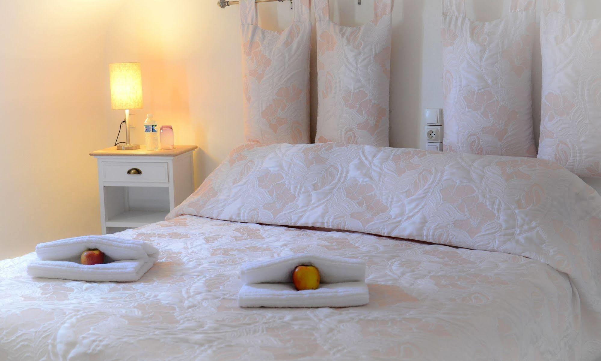 Logis Hotel Et Restaurant Du Dauphin Sées Екстериор снимка