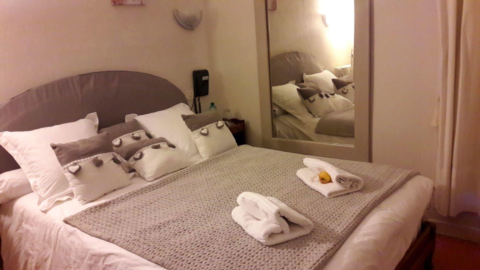 Logis Hotel Et Restaurant Du Dauphin Sées Екстериор снимка